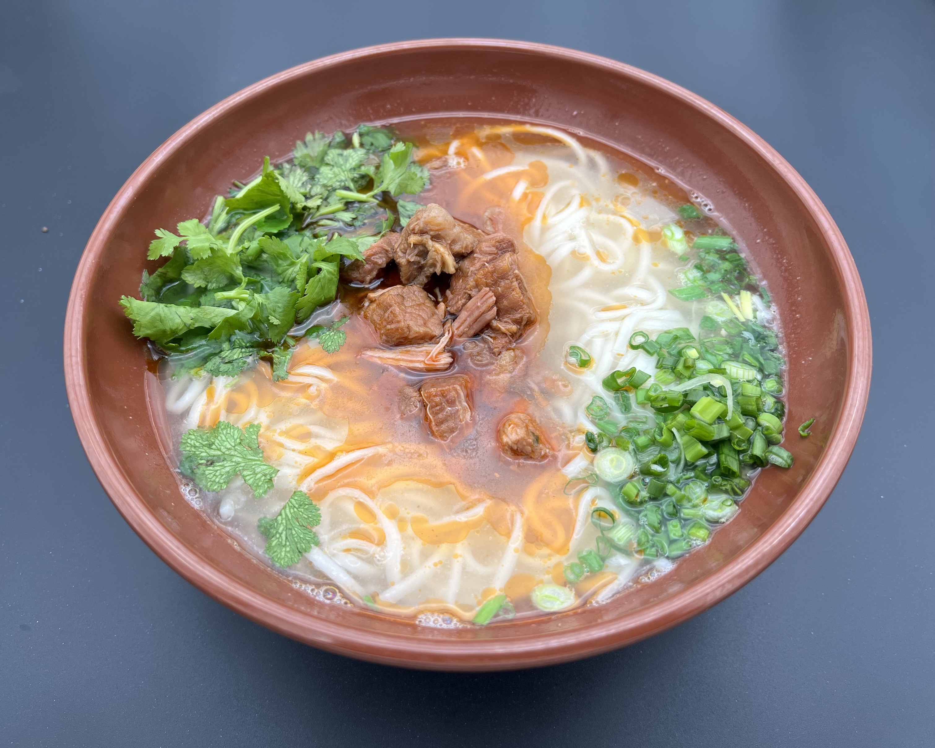 Classic ramen (Noodle soup with braised beef and vegetables)  经典红烧牛肉面رامن کلاسیک (سوپ نودل با گوشت و سبزیجات)   